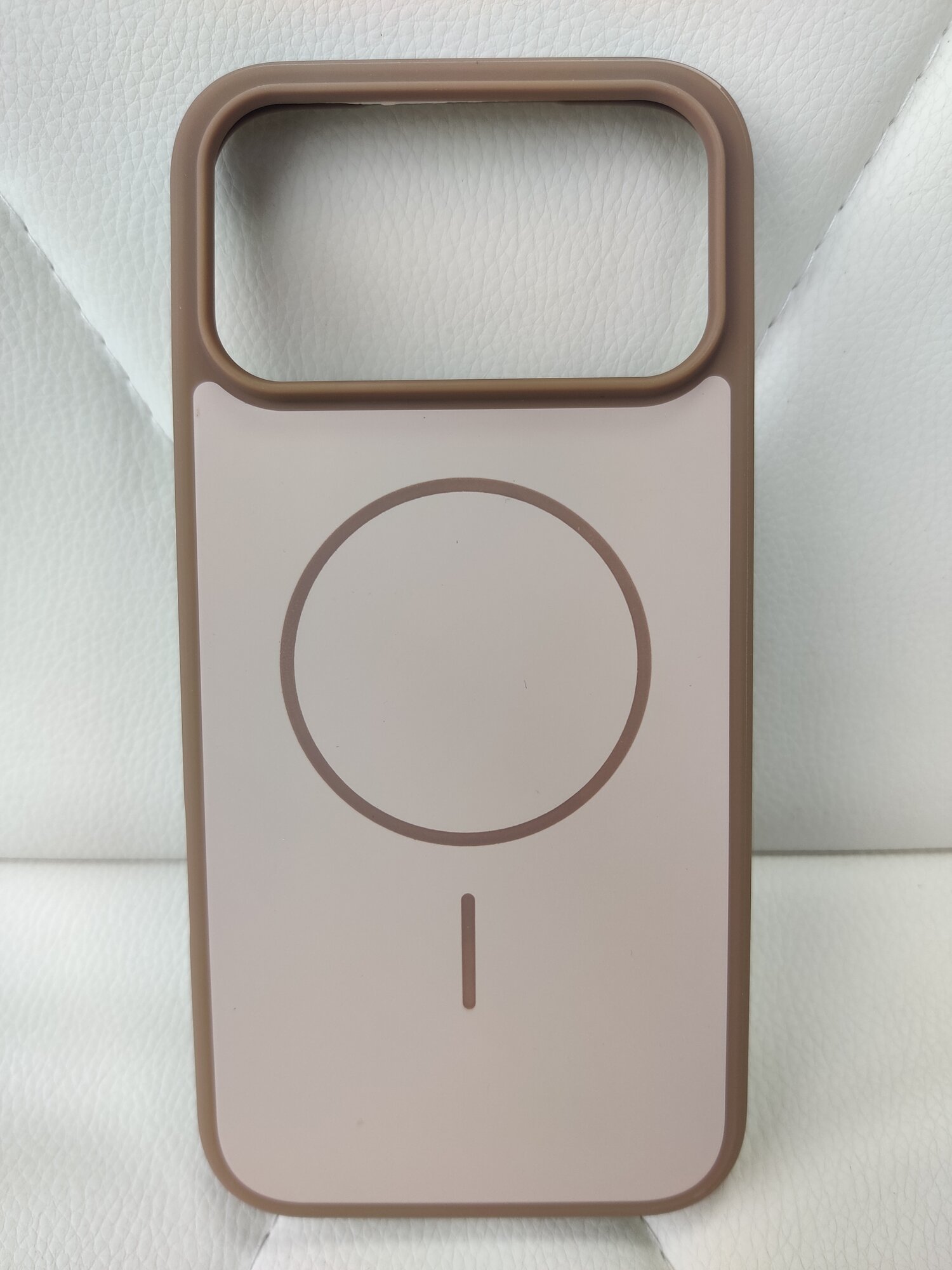 Чехол-накладка для iPhone 18 Pro / 17 Pro противоударный, Magnetic, темно бежевый силикон и матовый пластик