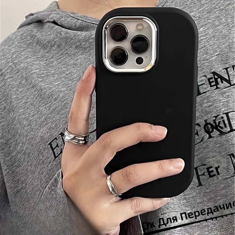 Чехол для смартфона минималистичного дизайна с металлической рамкой и крупным вырезом под камеру, сплошной черный цвет, компактный силуэт