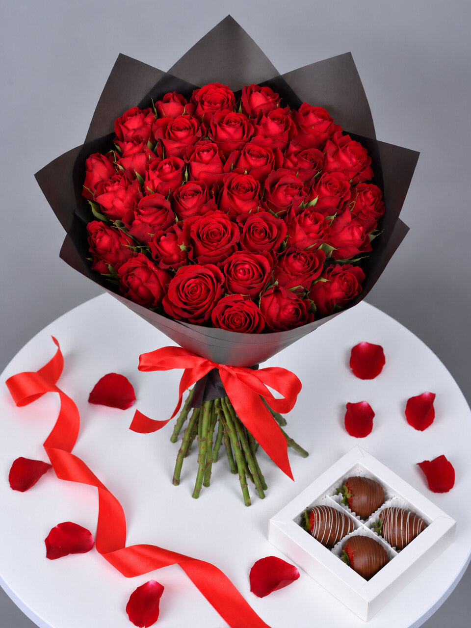 Букет Magic Flower, из красных роз, 35 штук, в пленке, 40 см с комбо набором из клубники в шоколаде