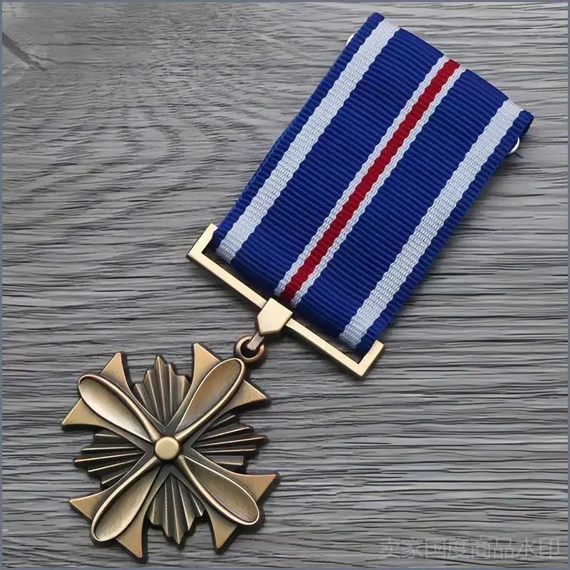 Медаль за выдающиеся воздушные заслуги ВВС США Distinguished Flying Cross бронзовая с лентой из металлического сплава 1 шт