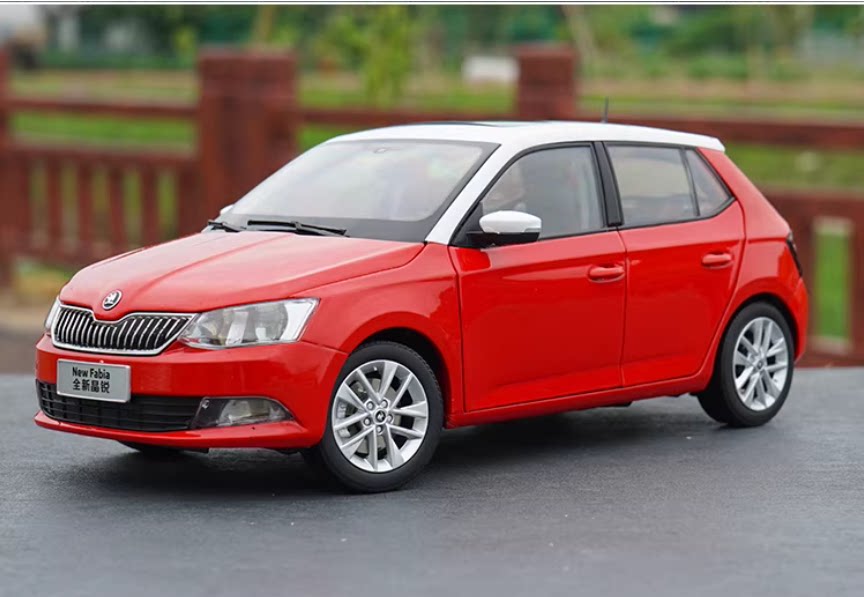 Модель автомобиля Volkswagen Skoda Fabia 2016 года в масштабе 1:18, металлическая, цвет латинский красный,
