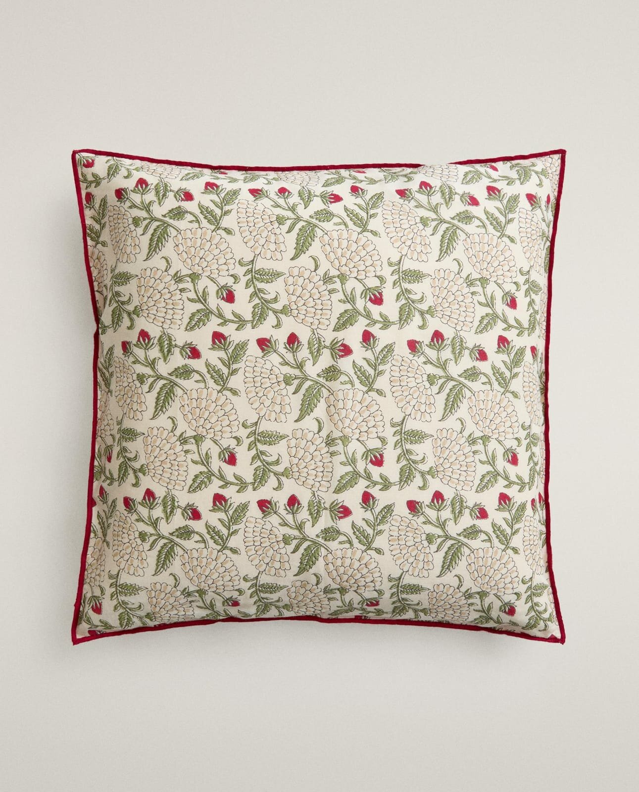Наволочка декоративная ZARA HOME в цветы и клубнику, экрю, 45 x 45 см 5169/008/712-64