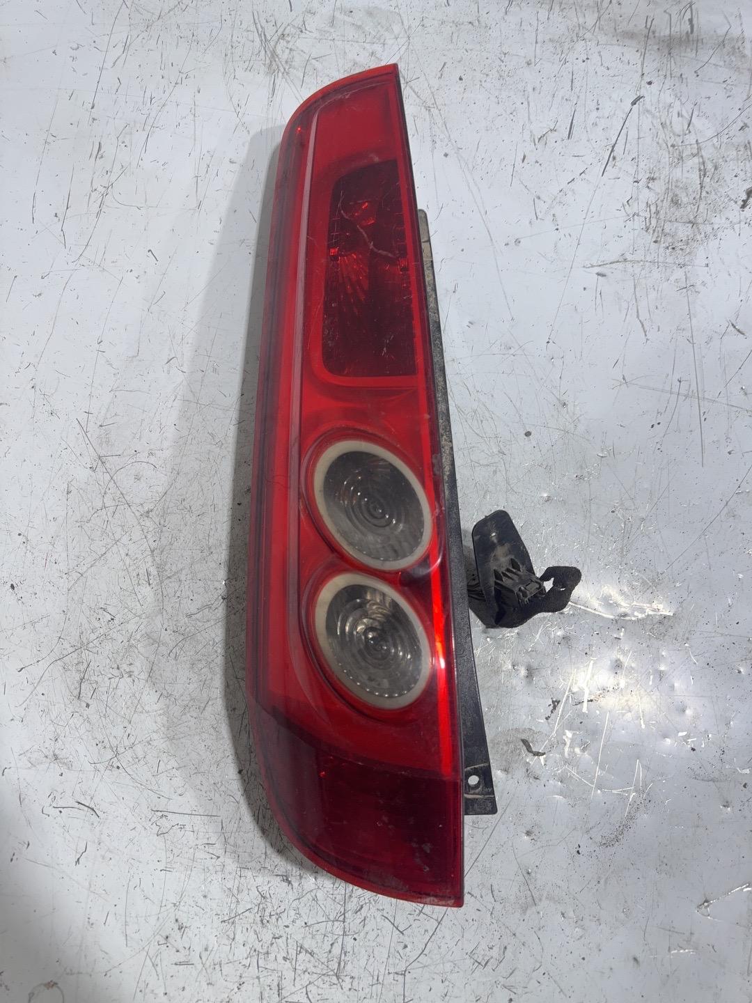 Фонарь задний левый Ford Fiesta 6 (2008 - 2013)
