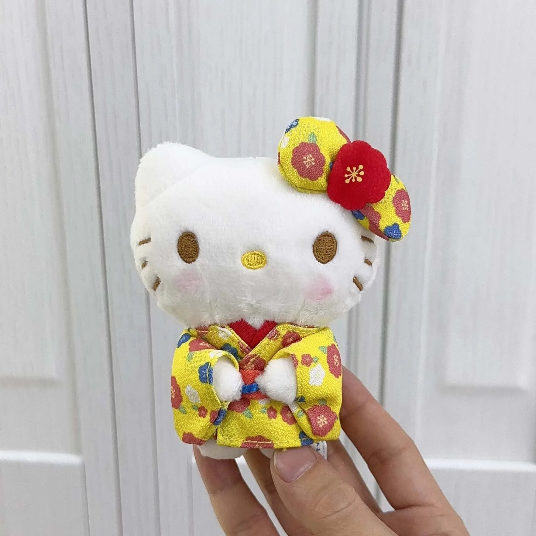 Плюшевая кукла-подвеска Nakajima Hello Kitty Standing Series 10 см, черная, кимоно юката, мягкая игрушка-кошка