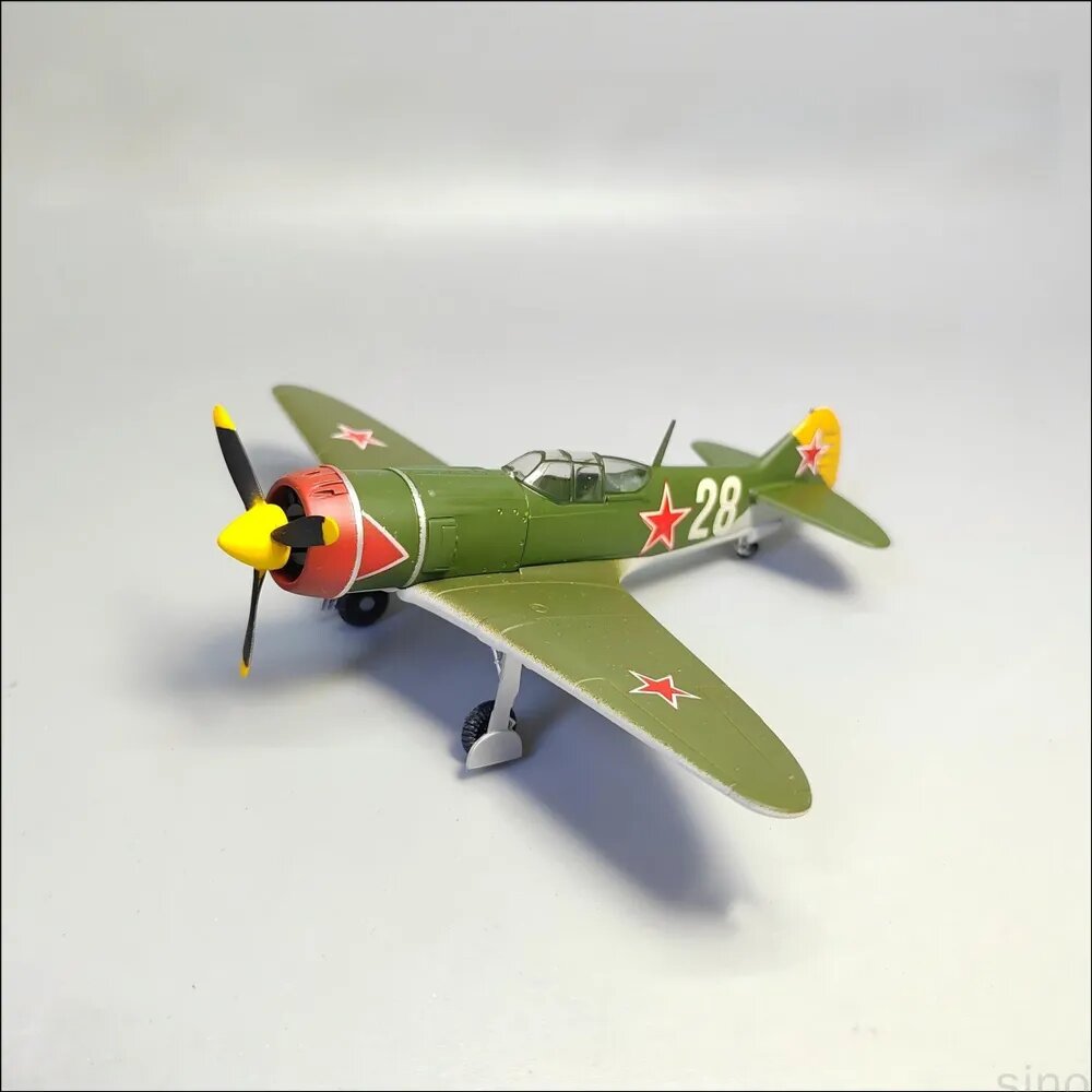 Коллекционная фигурка советского истребителя Ла7 в популярном масштабе 1:72