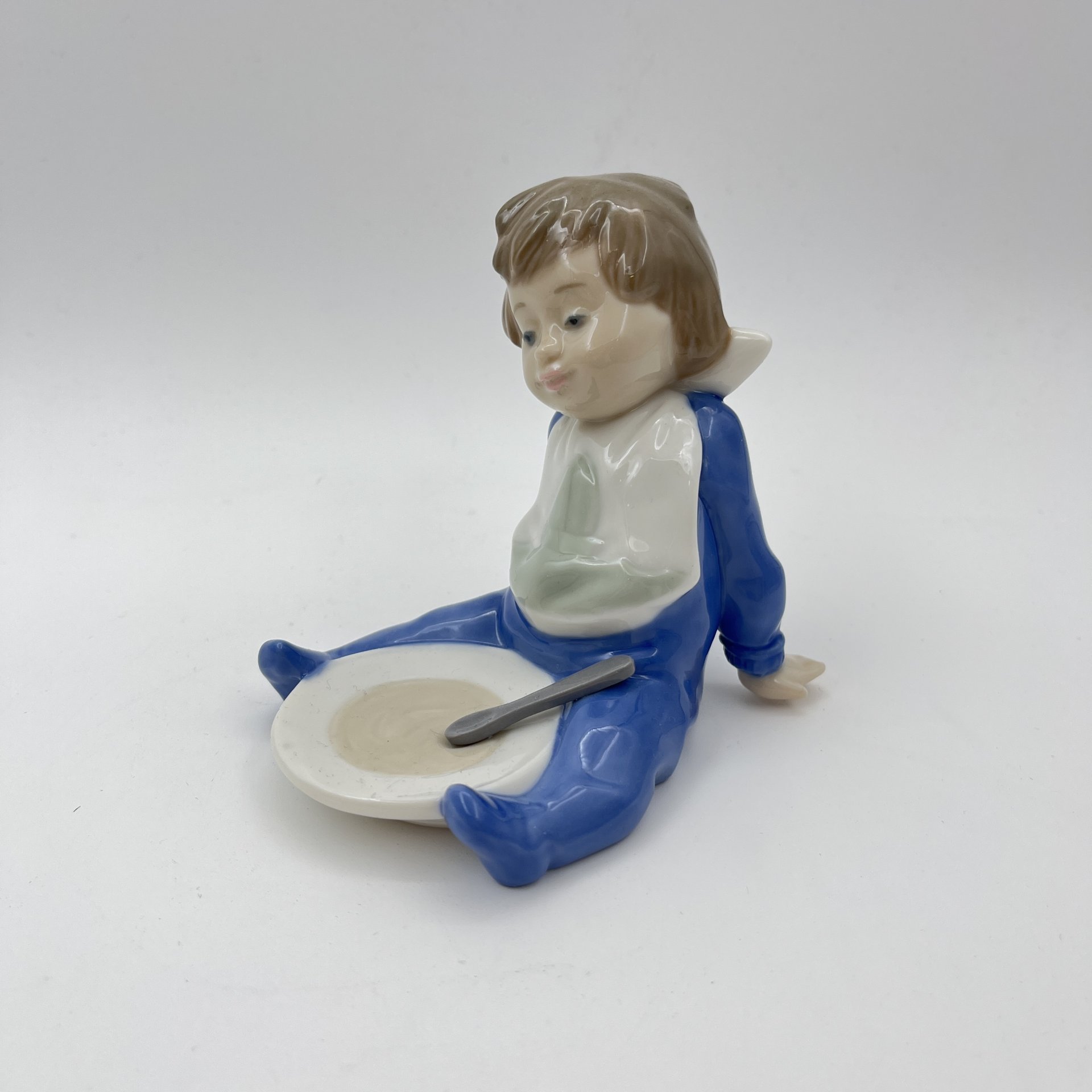 Статуэтка "Мальчик с тарелкой", NAO Porcelain, фарфор, роспись, Испания, 1988-2000 гг.