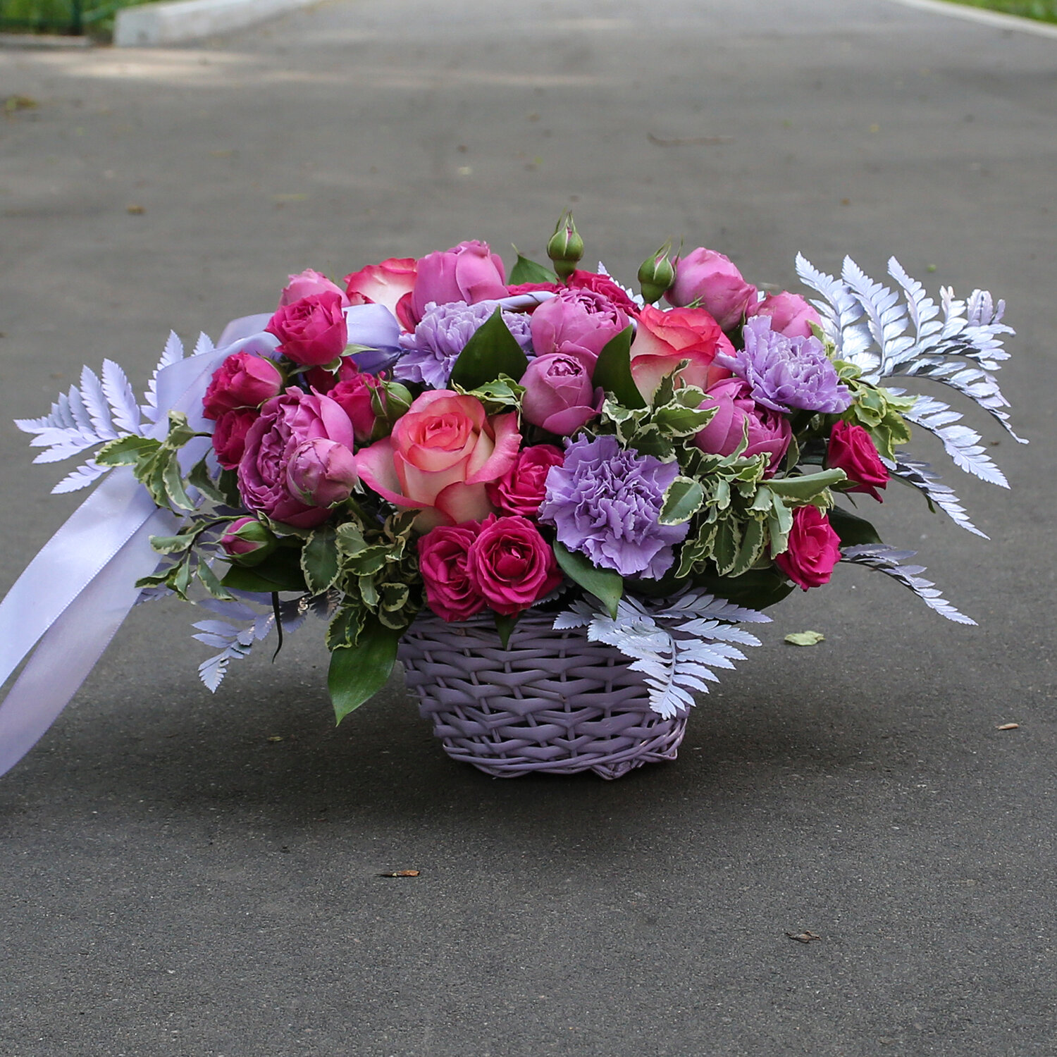 Букет живых цветов Flor-Pro Flowers из кустовых роз «Бархатный вечер» в плетёной корзине