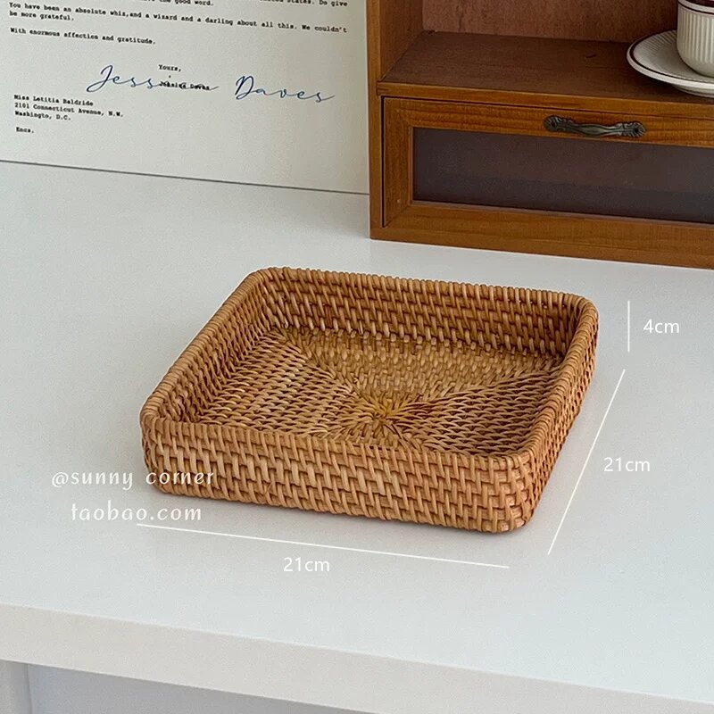 Средняя квадратная плоская корзина из ротанга для хранения косметики и аксессуаров на рабочем столе