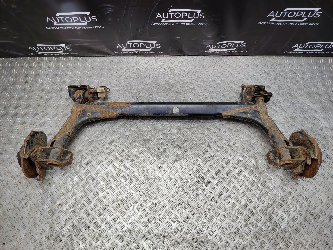 Балка подвески Задний Volkswagen Golf 3 (1.6 ABU) Б/У с пробегом Арт. 1H0500051S