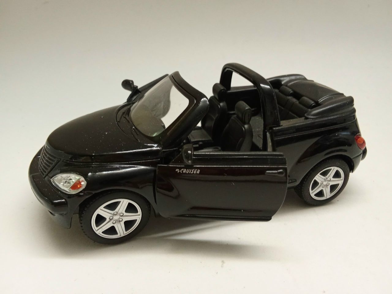 Модель авто 1:34 Chrysler PT Cruiser Kinsmart без коробки