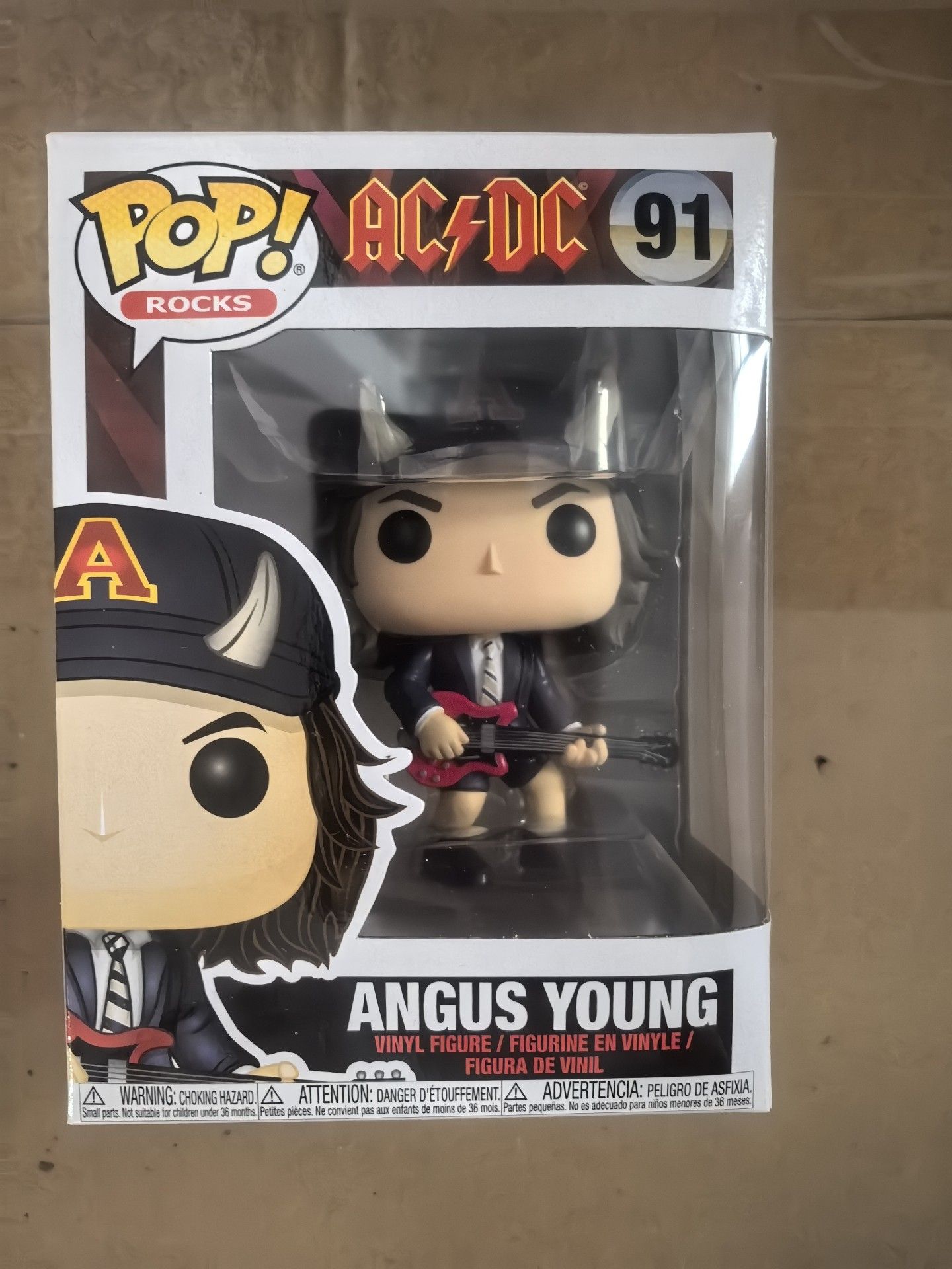 Фигурка POP! AC/DC Angus Young 91Ангус Янг, участник рок-группы AC/DC, держит в руках электрогитару, черная шляпа с надписью
