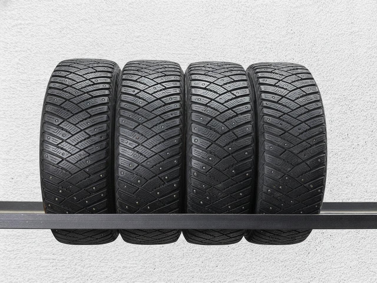 Зимние шины шипованные Goodyear UltraGrip Ice Arctic 215/60 R16 35% износ OMO028
