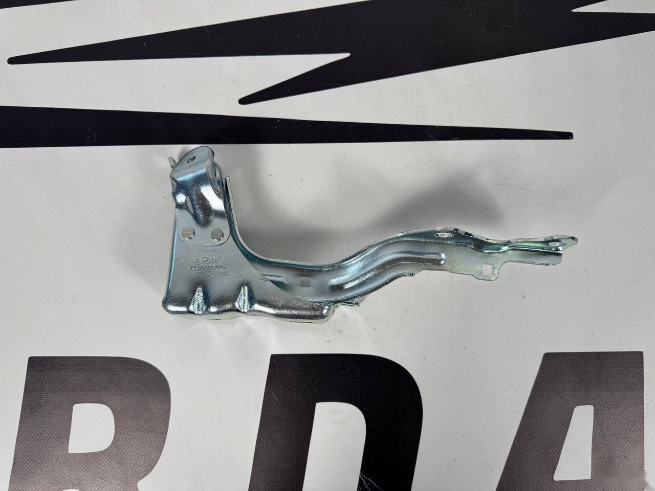Кулрей SX11 / Belgee X50 - Петля капота левая GEELY арт. 5032037600