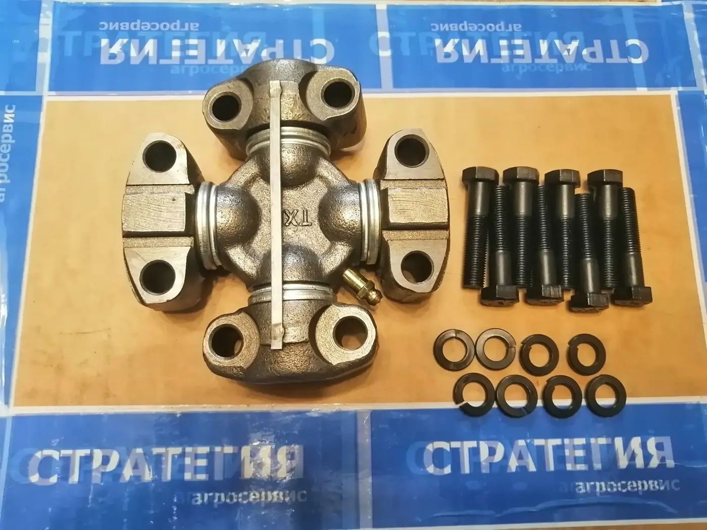 RE52347 Крестовина карданного вала трансмиссии 5C John Deere 6810/6910, 7200/7210, 7400/7410, 7510 Аналог