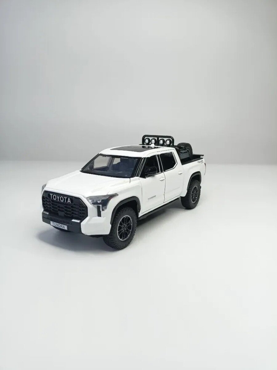 Модель автомобиля Toyota Tundra коллекционная металлическая игрушка масштаб 1:24 белыйT