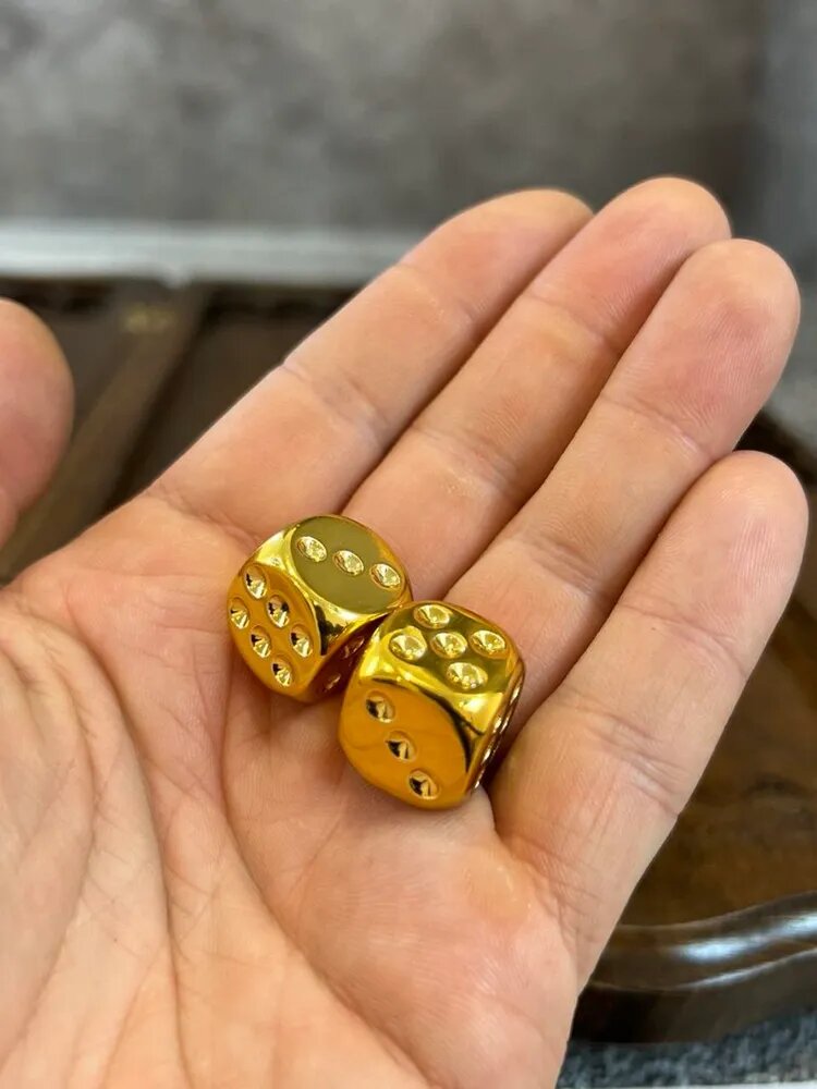 Игральные кубики 2 шт, размер кости 1,6 см. золотой цвет, пластиковые