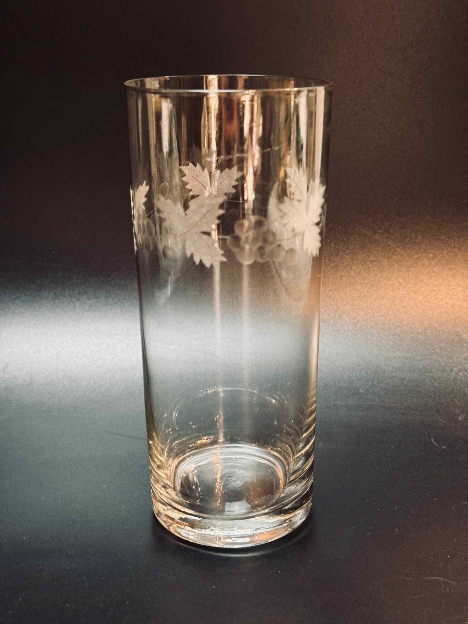 Редкий винтажный немецкий бокал для пива Lausitzer Glas Kristall Stange, ручная резьба в виде виноградных листьев. Толстое дно и тонкое стекло.