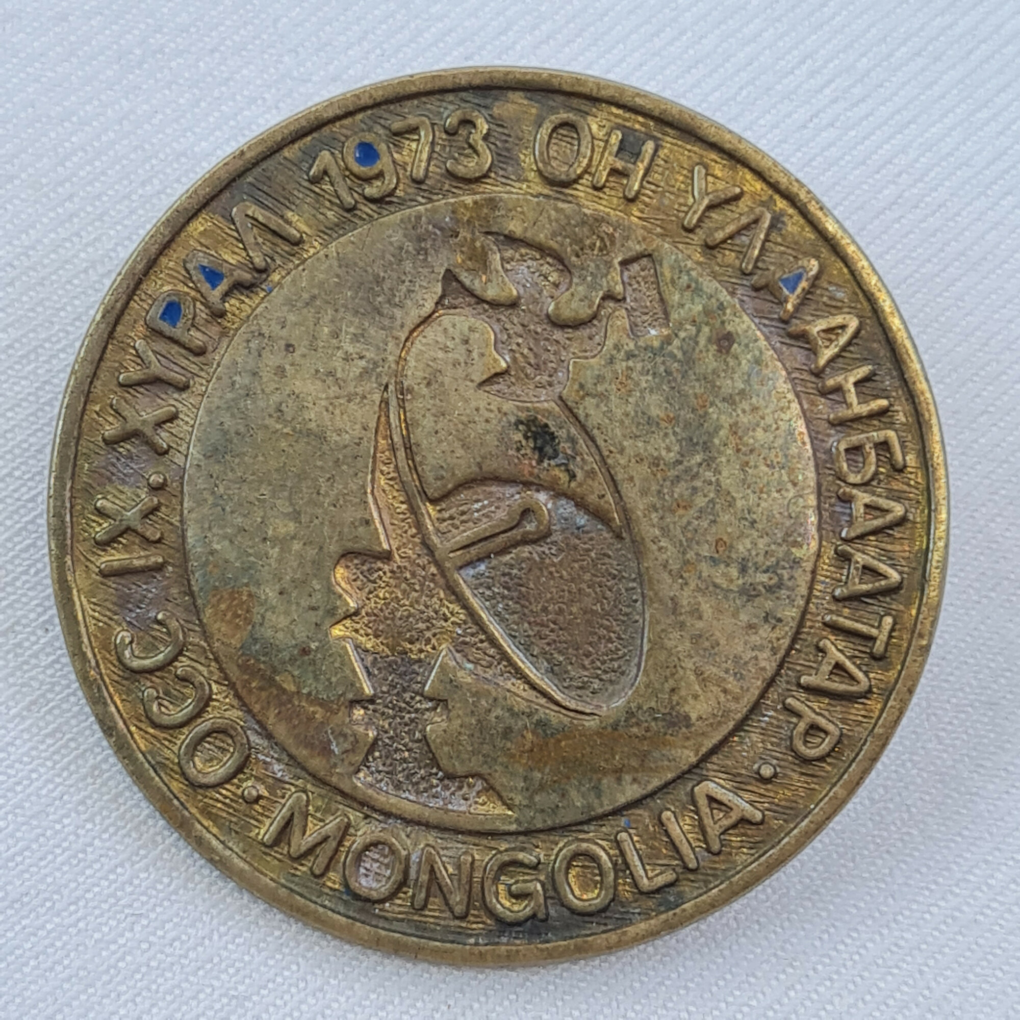 Значок СССР. Фестиваль молодежи 1973, Улан Батор, Монголия, профиль девушки. Винтажный значек.