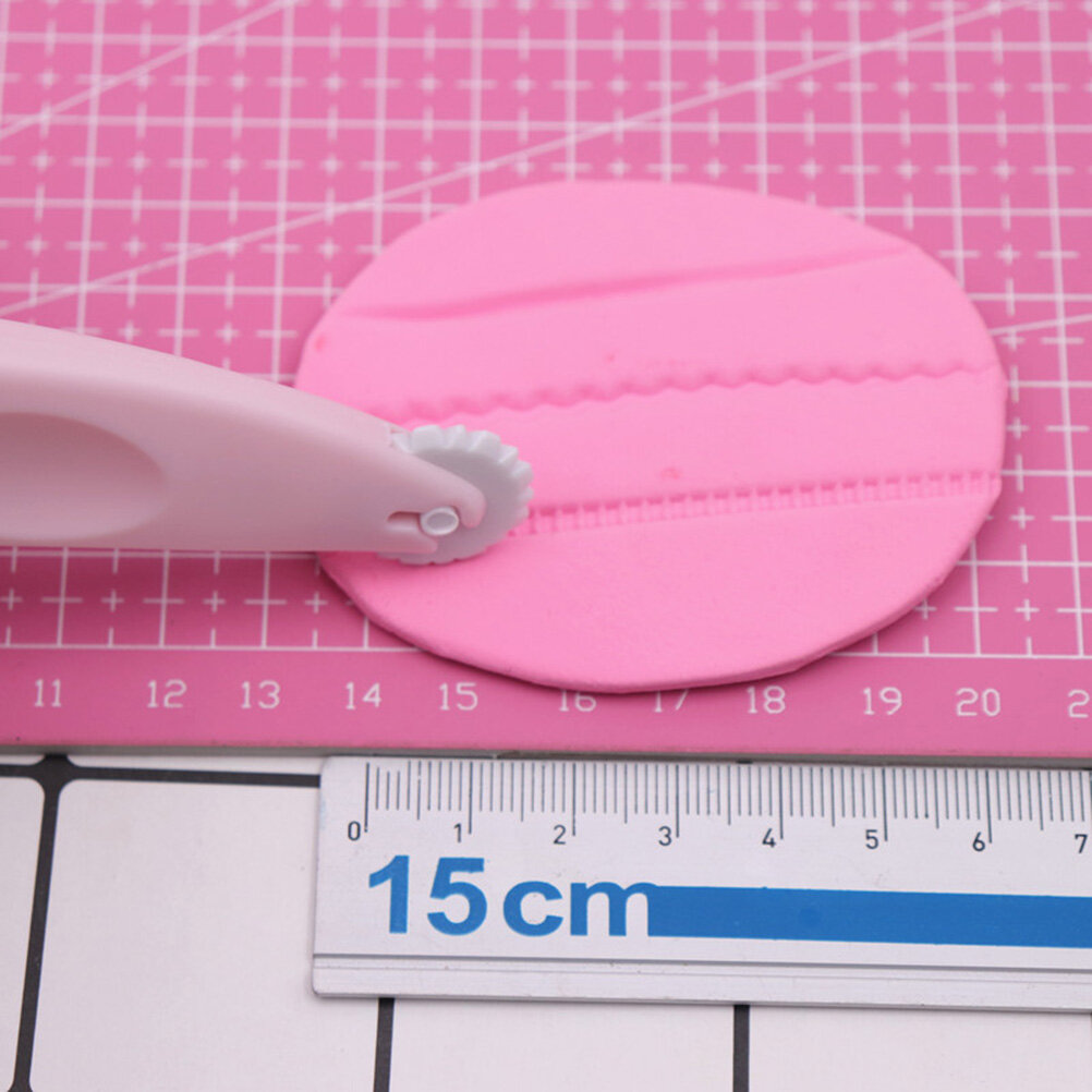 Розовый роликовый резак для теста с 4 колесами для выпечки хлеба и пирогов