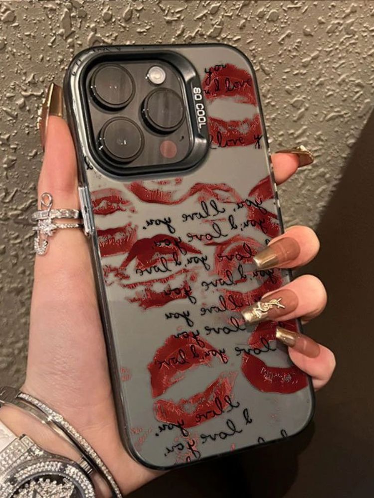 Чехол на Айфон 15 / iPhone 15 черный с красные помпасы и надписи "I love you" на светло-сером фоне, создающие образ романтики и страсти.