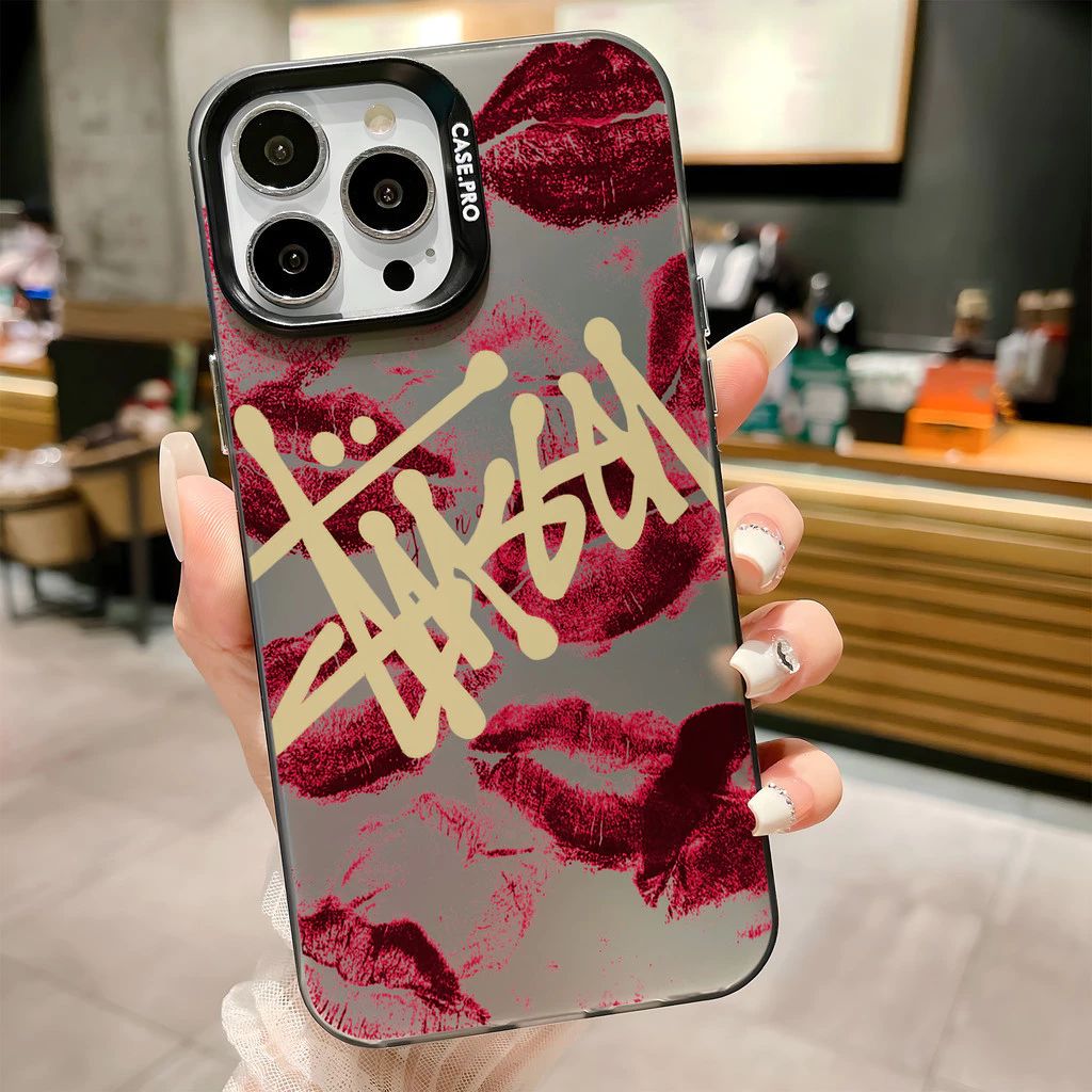 Чехол на Айфон 15 / IPhone 15 чёрный с Целуйки модный сексуальный стиль