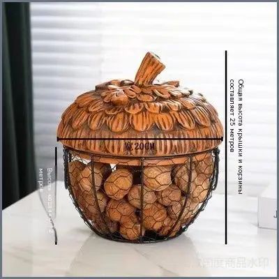 Корзина из сосновых шишек