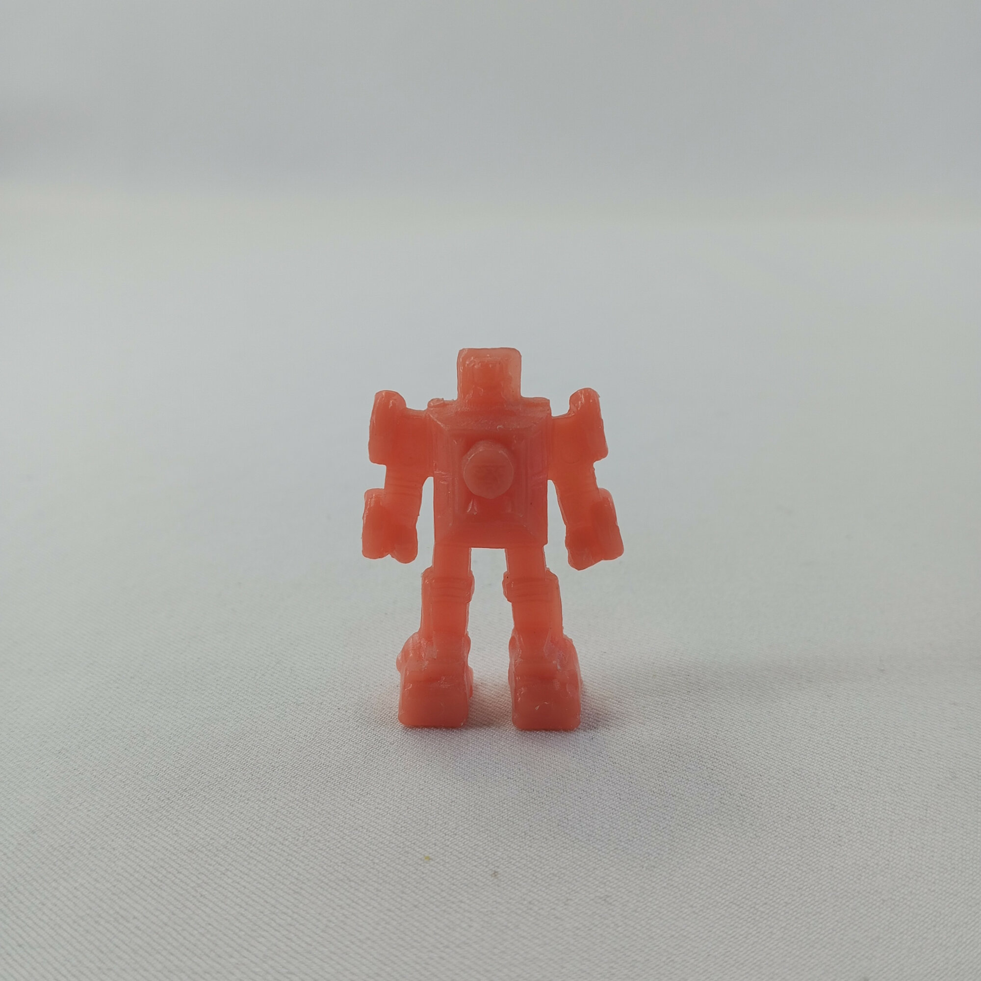 Игрушка робот винтажная СССР. Фигурка робота на подвижных ногах и руках с округлой грудью