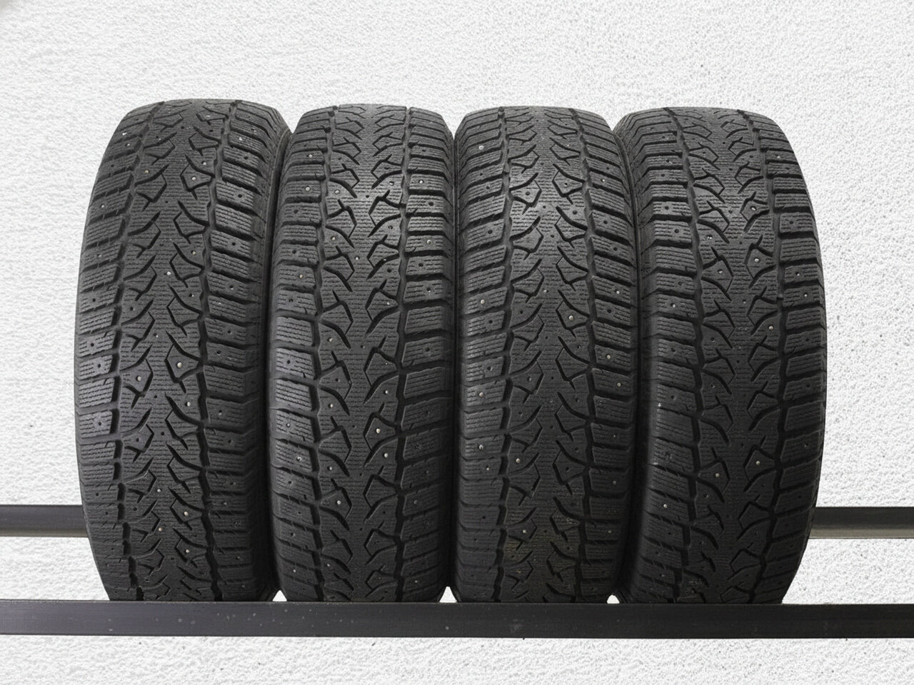 Зимние шины шипованные Aplus A703 225/60 R17 40% износ RFV938