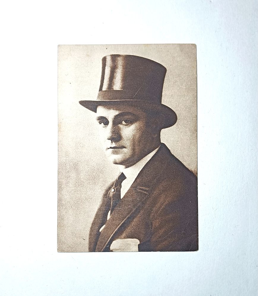 Антикварная открытка Актер и режиссер Гарри Пиль в цилиндре , 1920-е гг. 14х9см