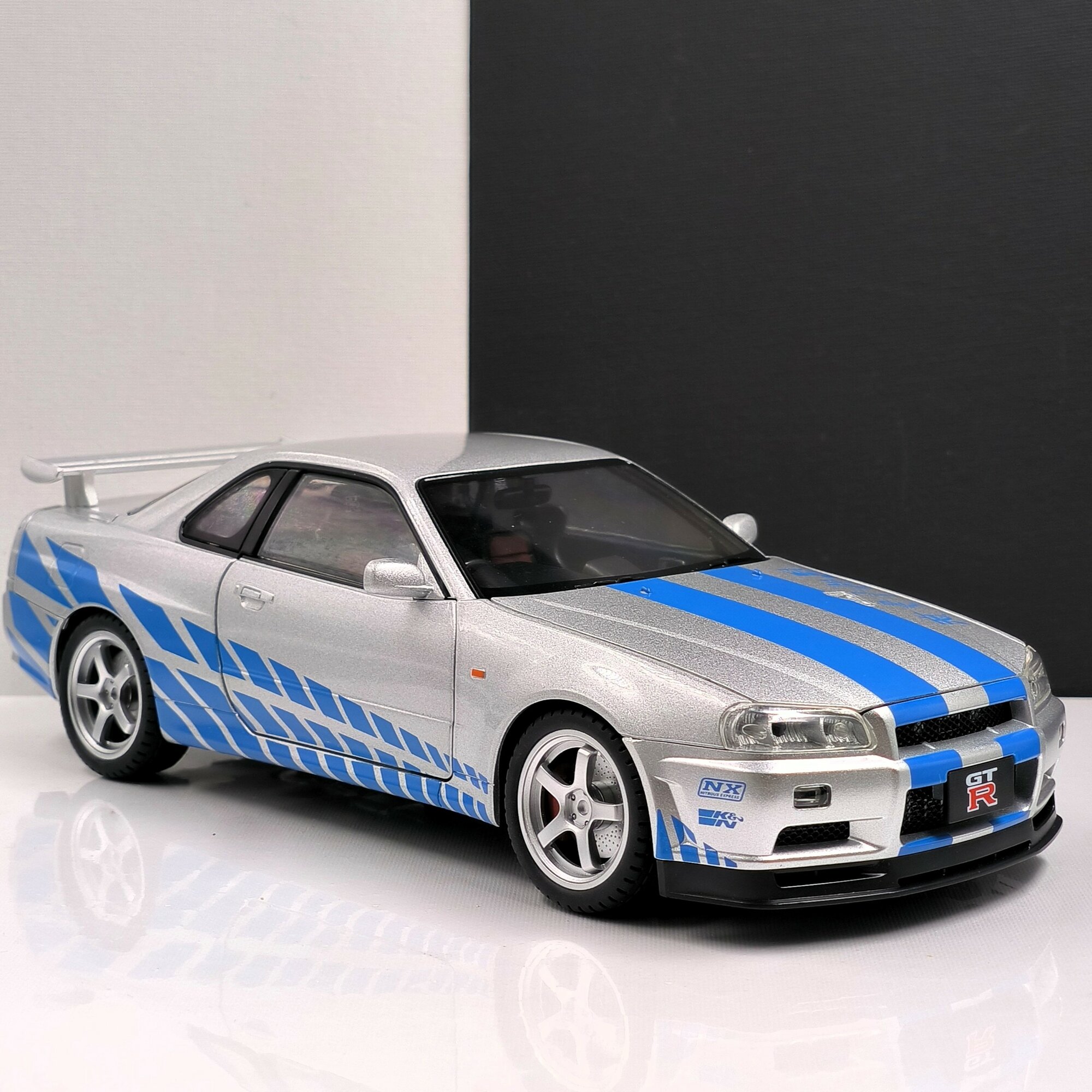 Машинка металлическая Nissan Skyline GT-R R34 с световым и звуковым сопровождением. Масштаб 1:18 (25,5см)