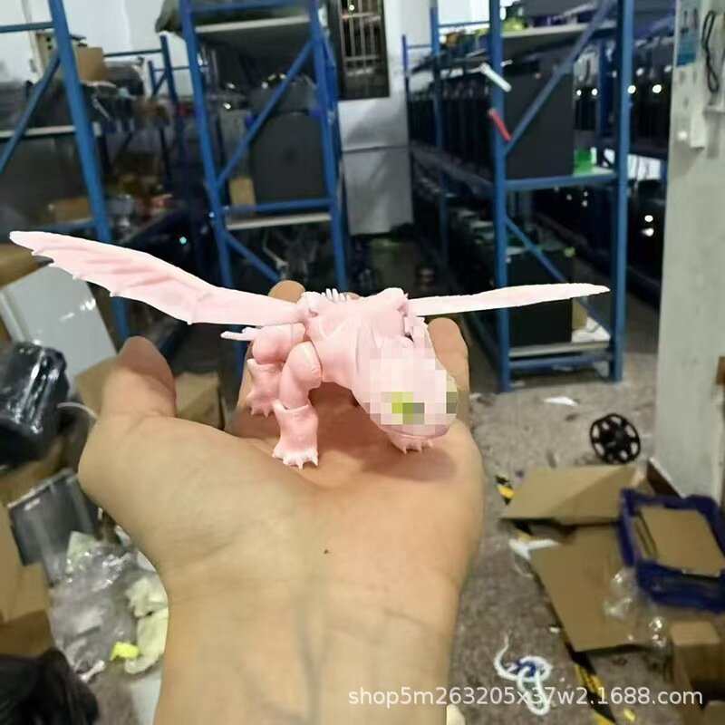 Трансграничный 3D-печатный настольный сувенир: беззубый дракончик из «Как приручить дракона» с шарнирными крыльями, которые можно раскрыть и вращать.