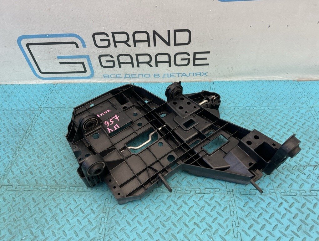 Кронштейн фары Porsche Cayenne 957 OEM 95563104300