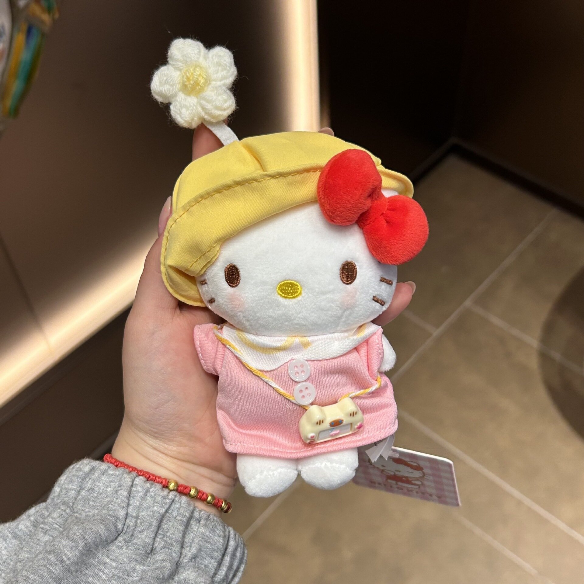 Плюшевый брелок и подвеска для сумки Sanrio Hello Kitty, стиль весенний наряд розовый, темно-синяя поза стоя, 12 см,