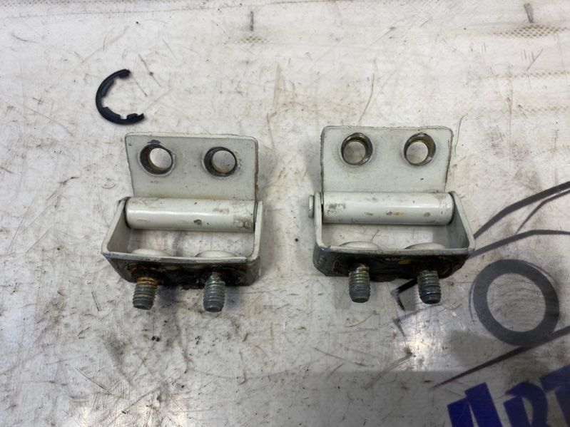 Кронштейн двери Mazda Demio 2001 D20162210A DW3W B3, задний (с пробегом)