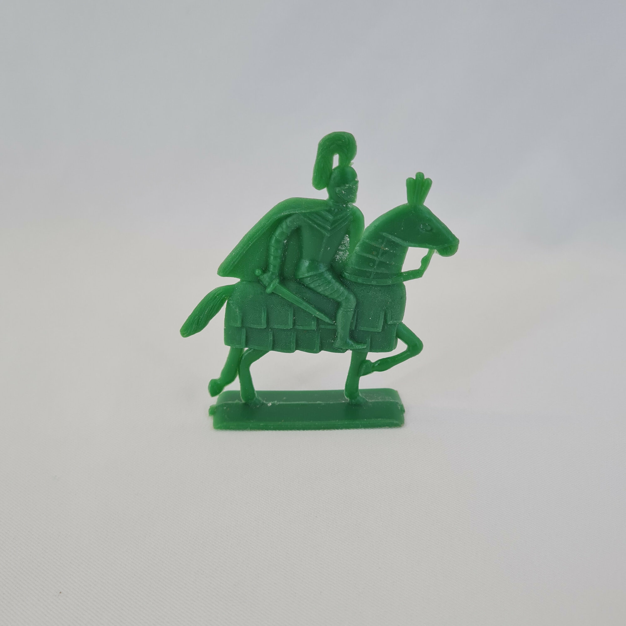 Фигурка всадника винтажная СССР. Игрушечный кавалерист на лошади с саблей и подставкой