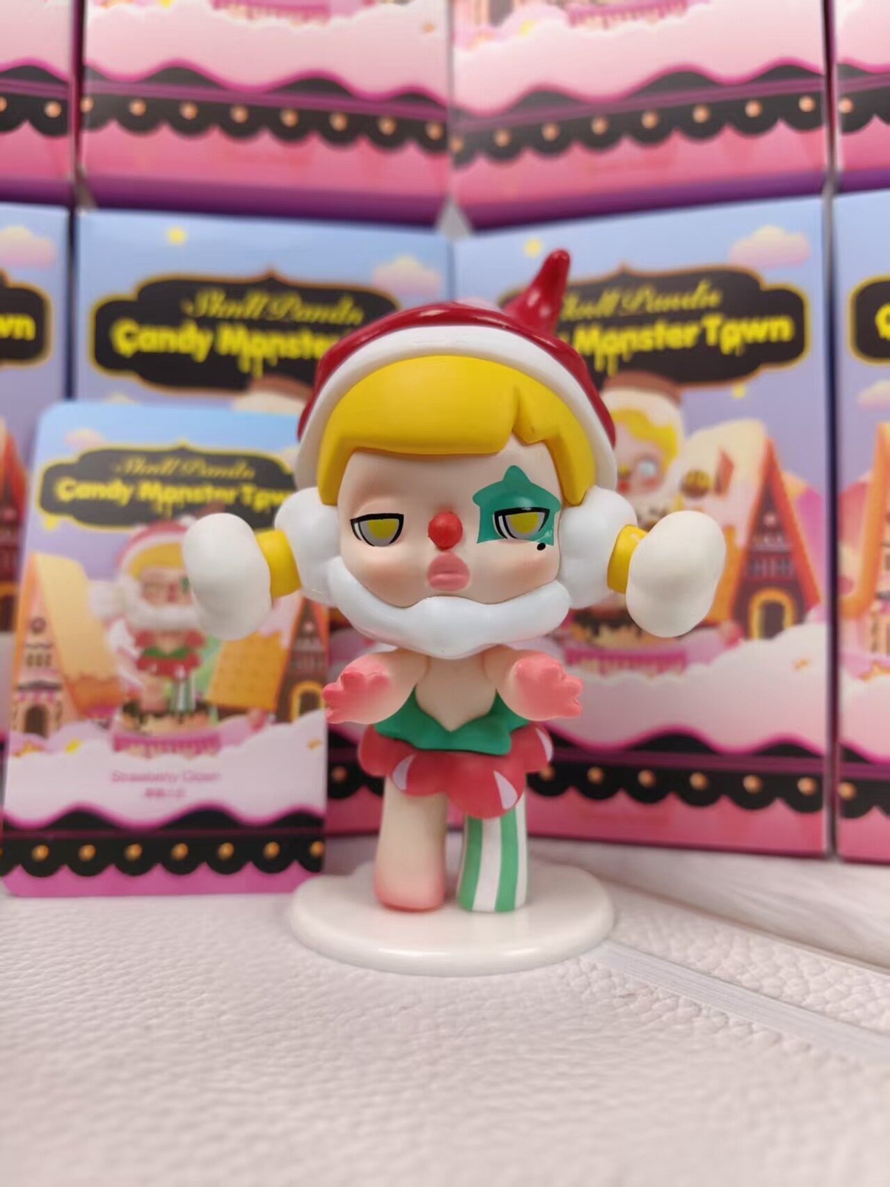 Фигурки из блайндбокса Guozu Paopao, серия Candy Town, конкретная модель Клубничный Клиун, коллекционные фигурки,