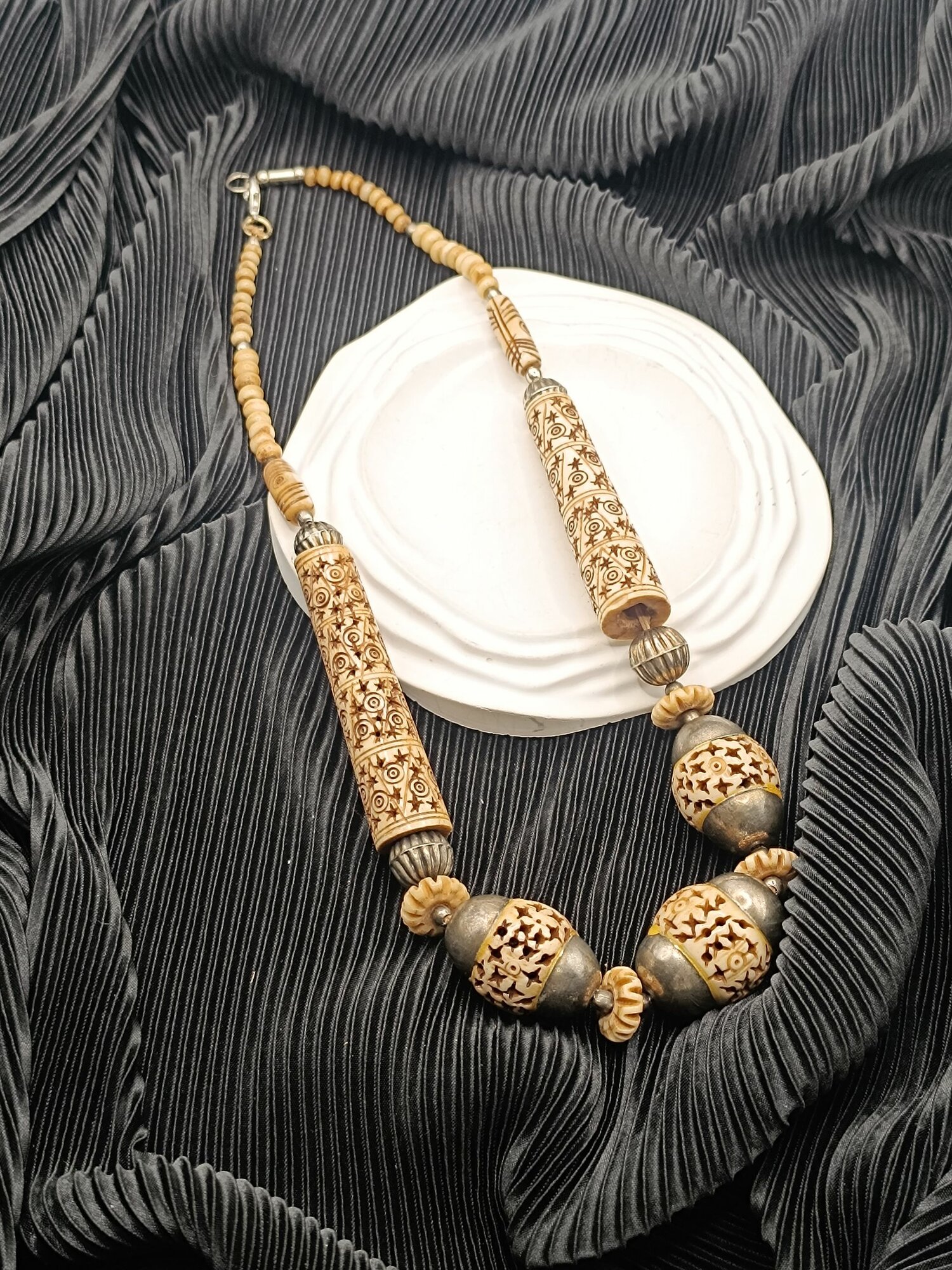 Винтажные крупные бусы, кость, резьба, длина 66 см, времен СССР.