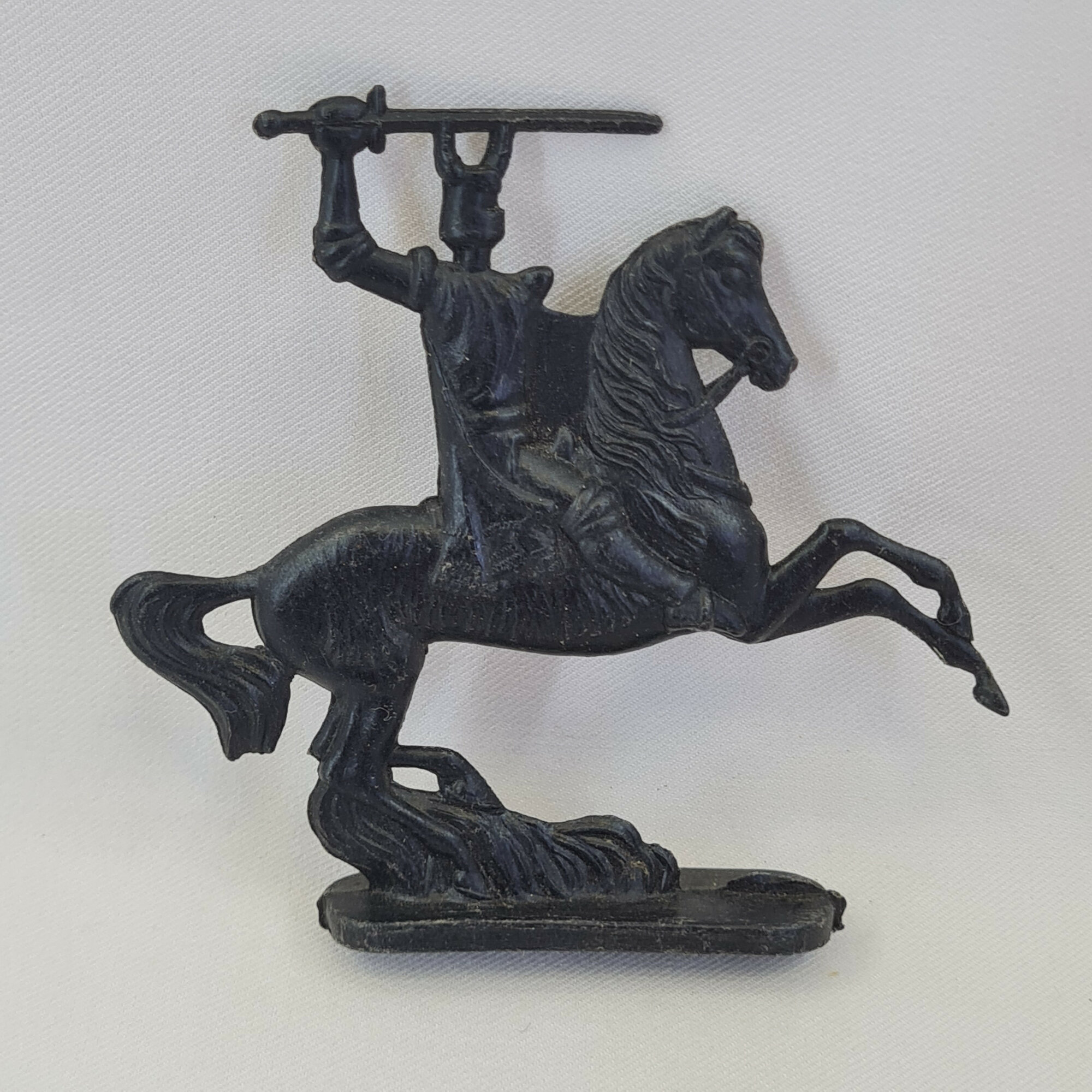 Игрушка всадник на коне винтажная СССР. Фигурка конного воина с копьем на подставке