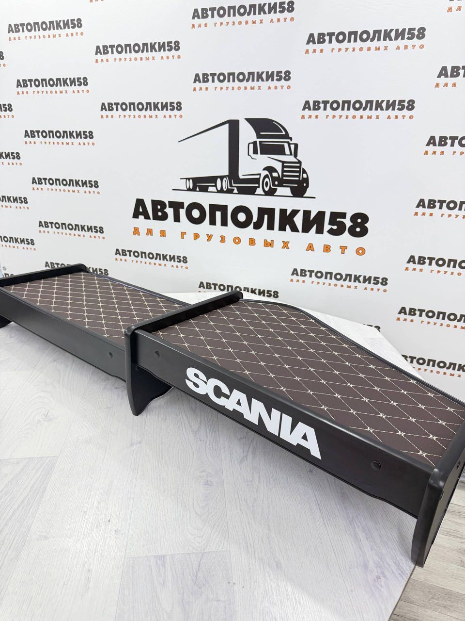 Стол полка на торпеду грузового автомобиля SCANIA 6 серия Х2 экокожа Коричневая с бежевой строчкой