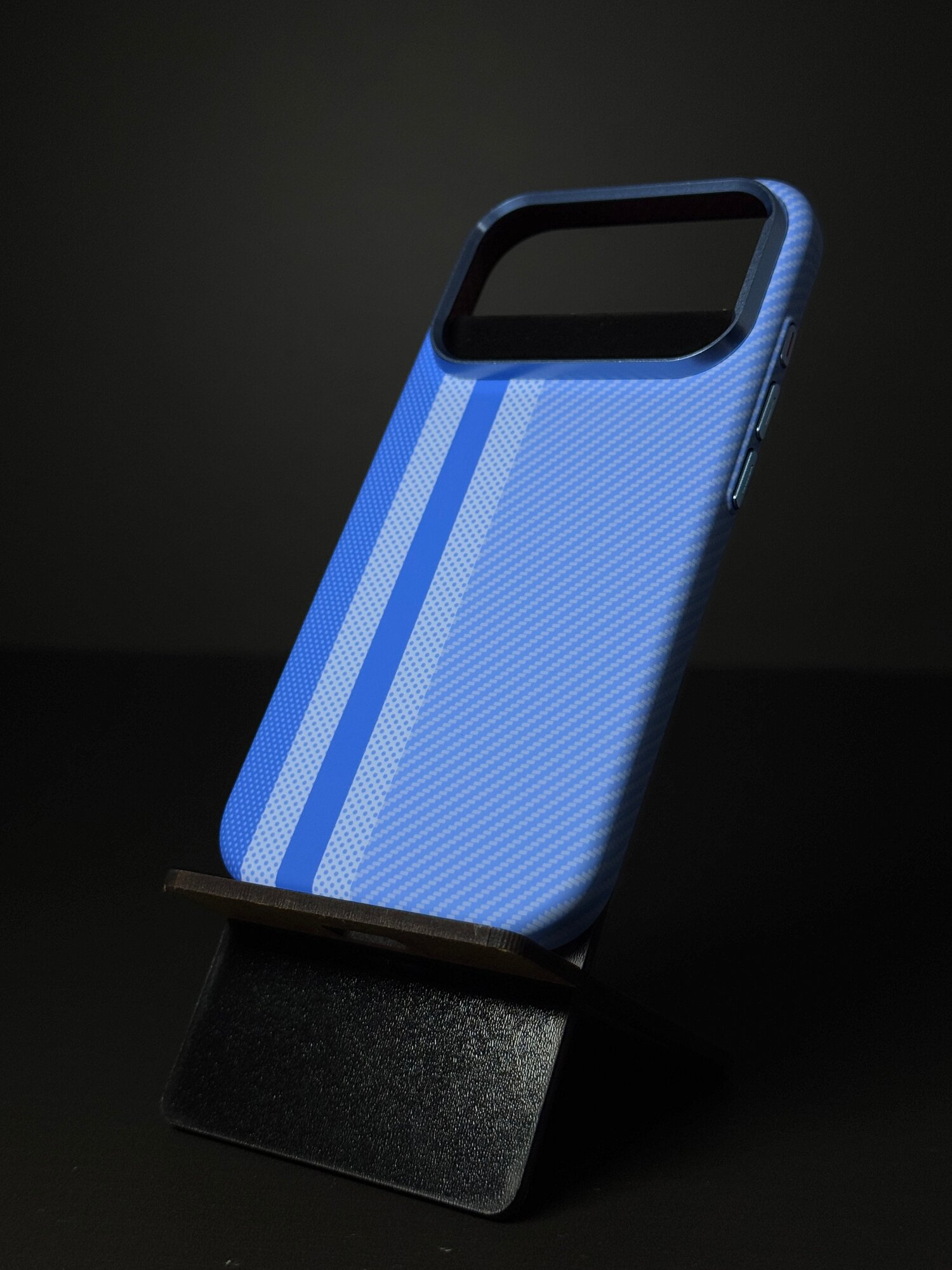 Чехол Айфон 17 Про /18 Про, чехол iPhone 17/18 Pro с MagSafe LUXO, сине-голубой, с полосой, карбоновый