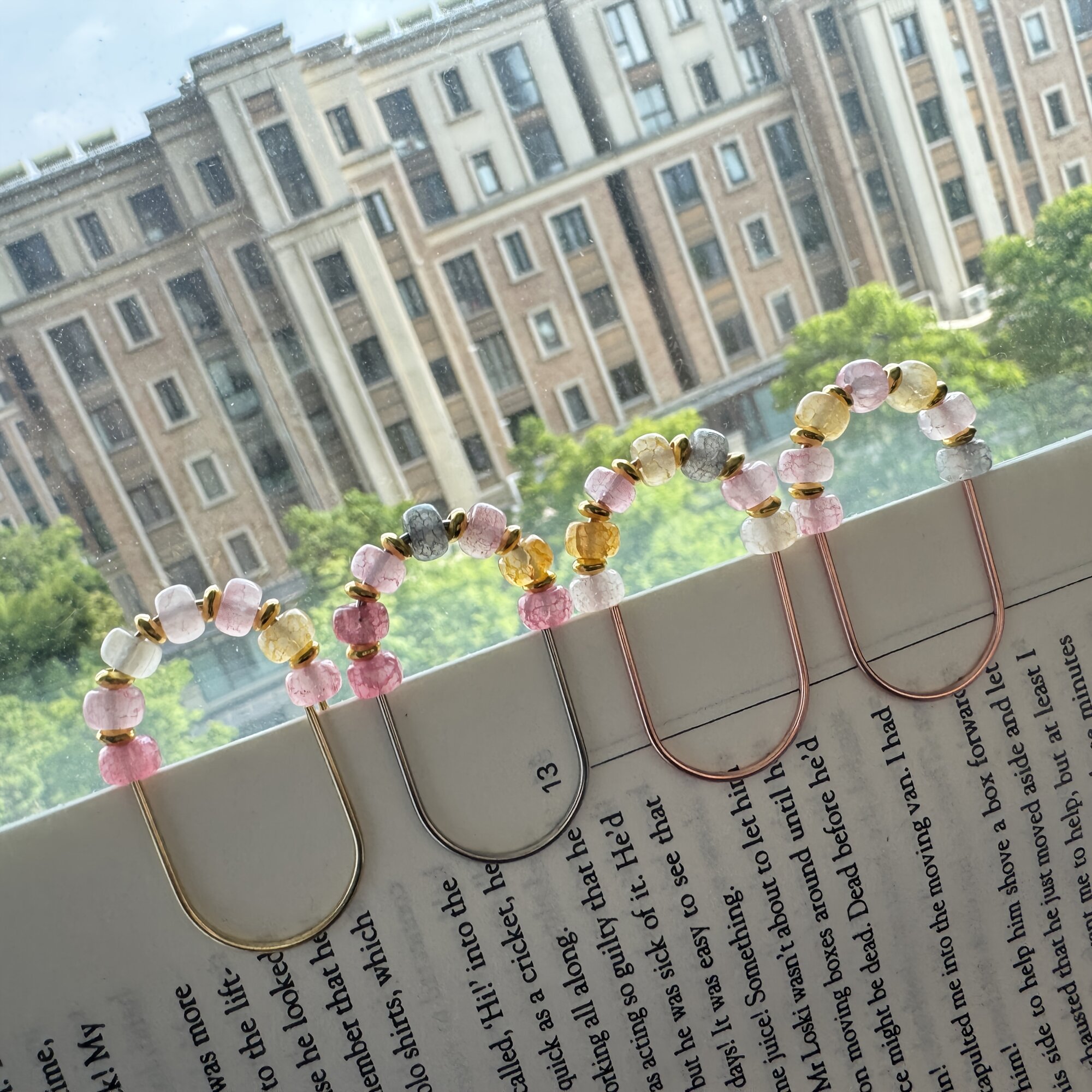 Скрепки-закладки для книг, 6 шт, трещинчатое стекло с бусинами, розово-кристаллический микс, стиль бохо, золотистые детали