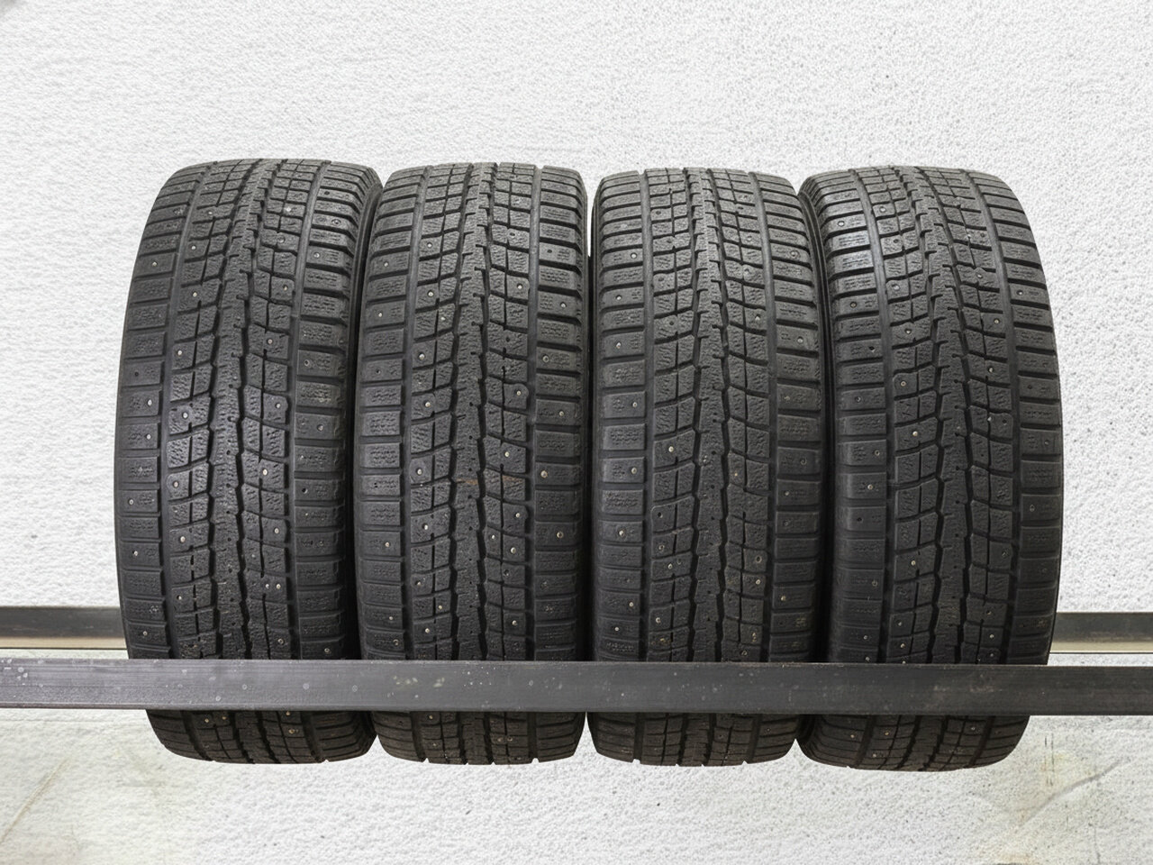 Зимние шины шипованные DUNLOP SP Winter Ice 01 205/55 R16 35.0% износ PT0010824 TSB050546