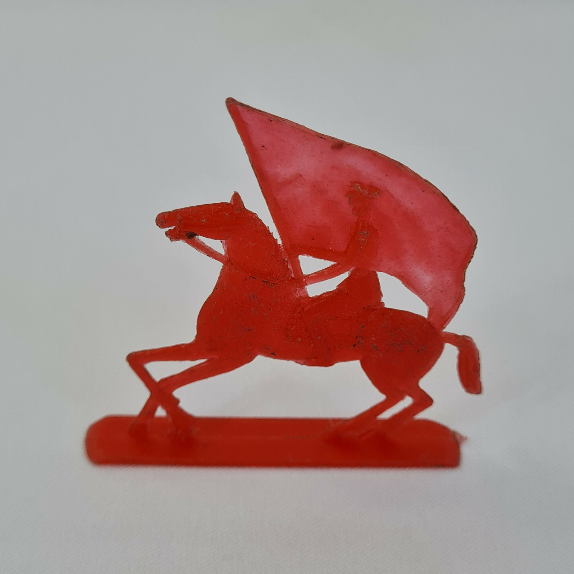 Игрушка всадник на лошади, винтаж СССР. Красная фигурка с развевающимся флагом на подставке