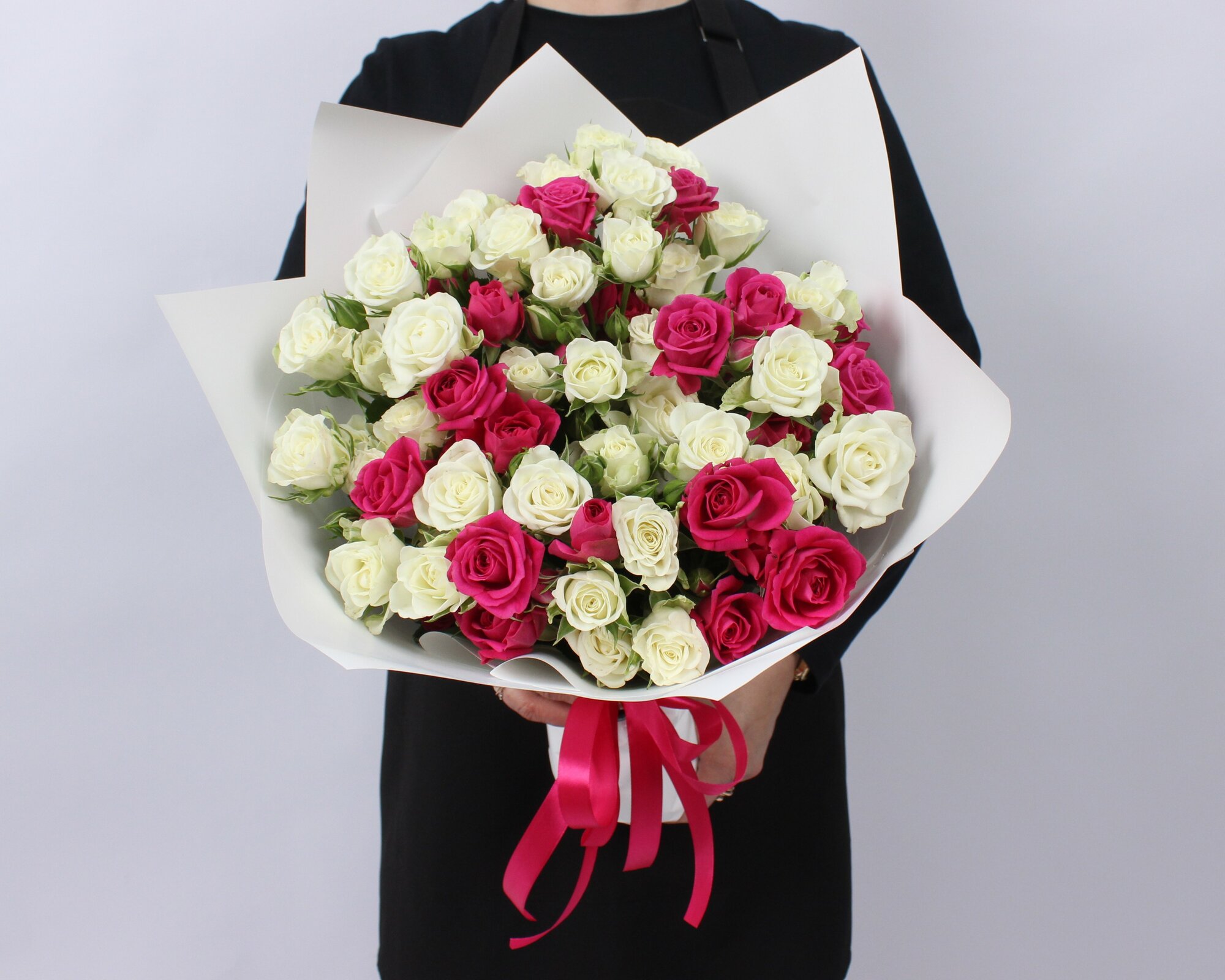Монобукет THE FLOREAL кустовые розы 15 штук, высота 50 см, с бантом