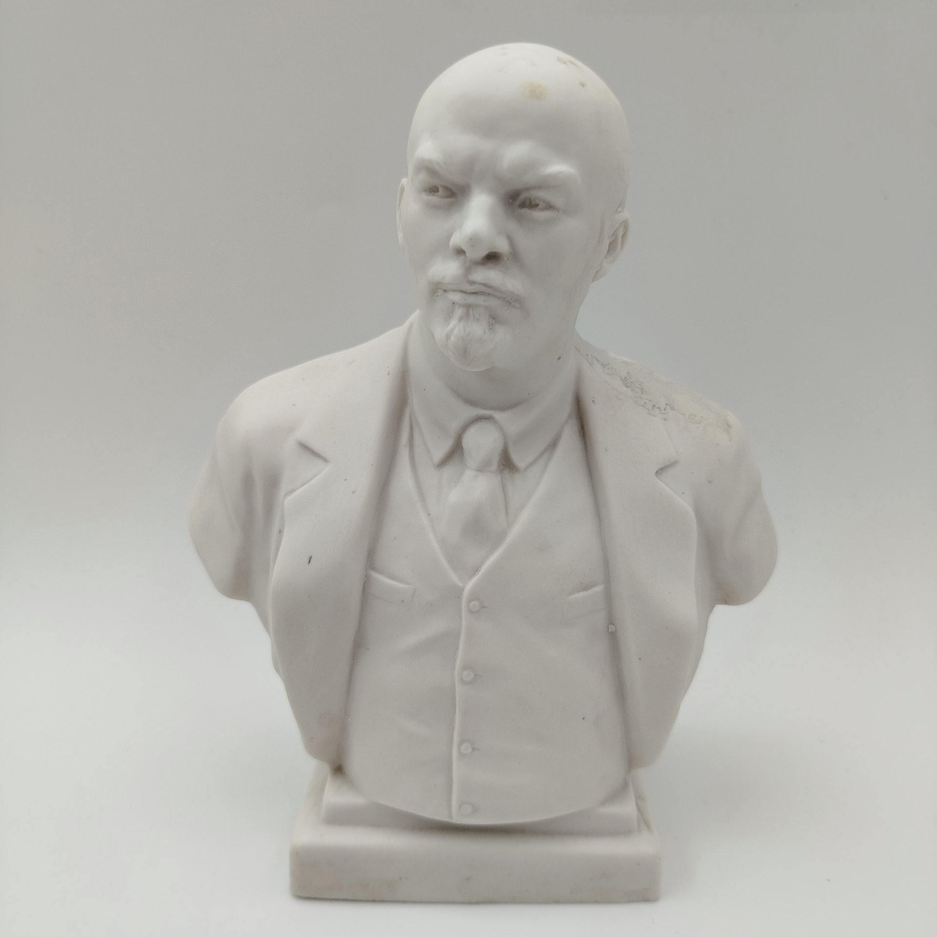 Бюст "Владимир Ильич Ленин", скульпторы Боголюбов В. Я, Ингал В. И.