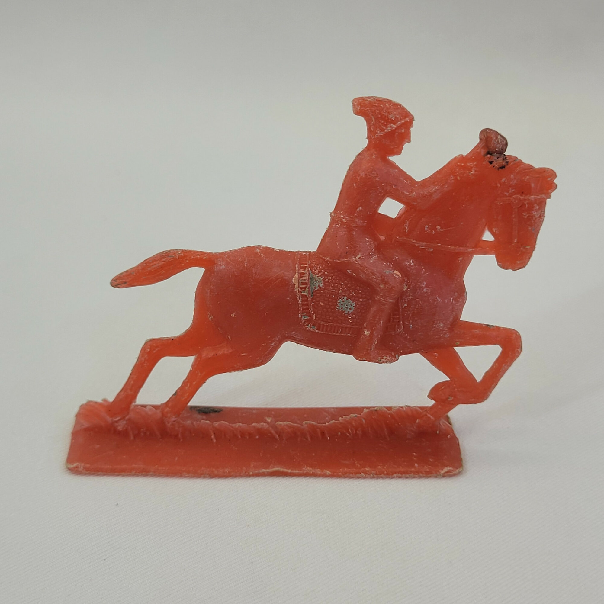 Игрушка всадник на коне, винтажная, СССР. Пластмассовая фигурка конного солдата на подставке