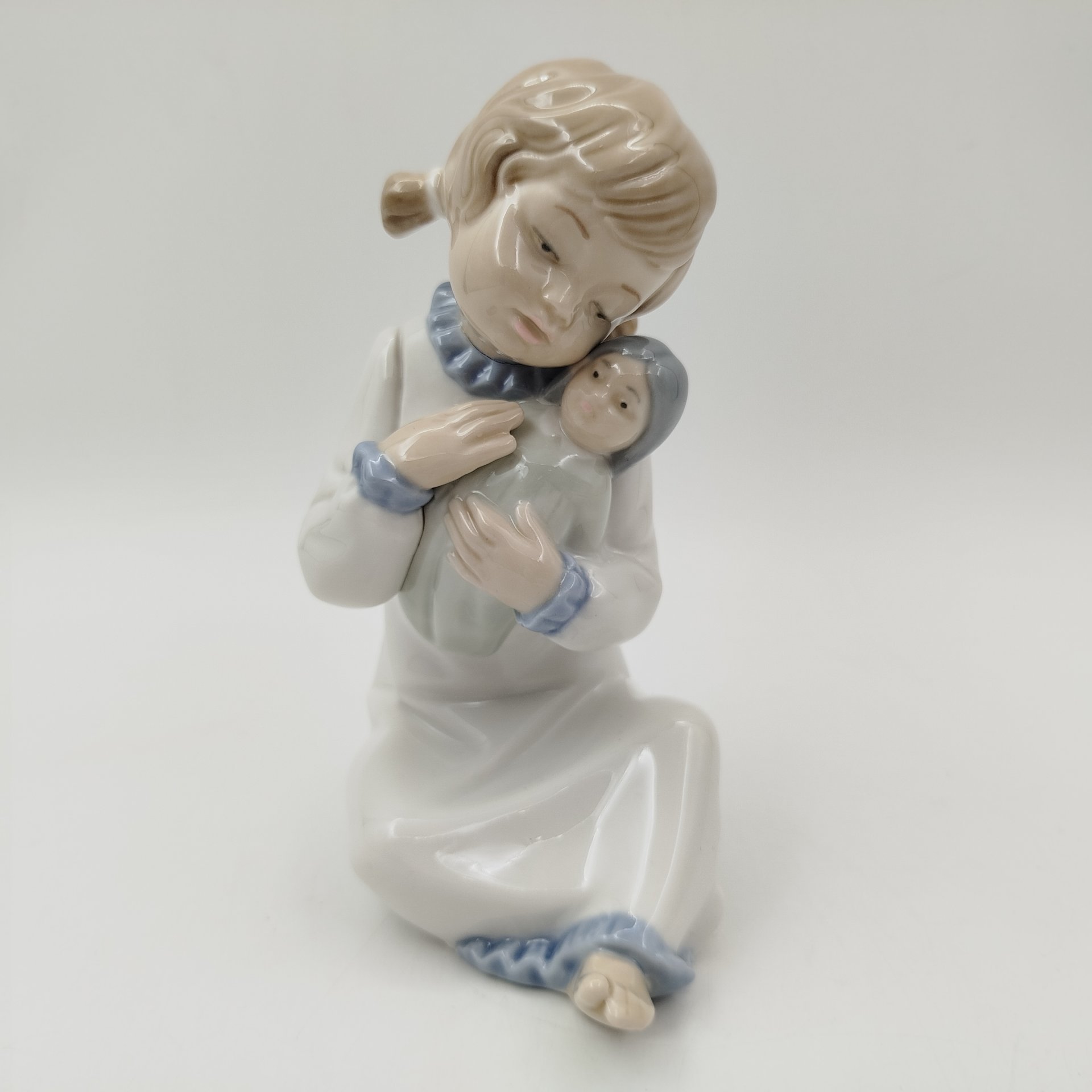 Статуэтка "Девушка с куклой", NAO Porcelain, фарфор, роспись, Испания, 1970-2000 гг.