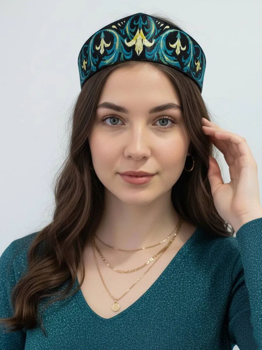 Кокошник миниатюрный зеленый, с национальными узорами