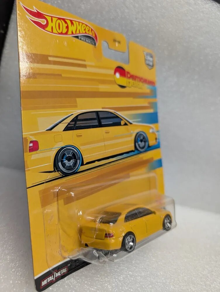 Коллекционная Premium машинка Hot Wheels Audi S4 quattro Yellow (коллекция Car Culture 2022, серия Deutschland Design, 2/5). Товар уцененный