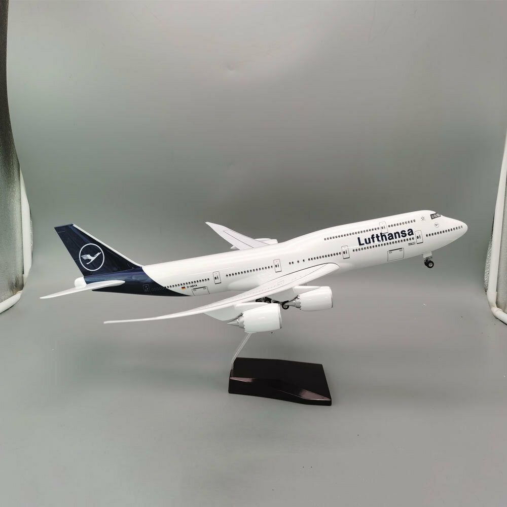 Новая версия модели Lufthansa B747-8 статичная без подсветки